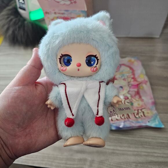 Lilla Lucky Cat Honeyland Enchantment Vinyl Plush Pendent OPEN BOX Blueberry - Picture 2 of 11